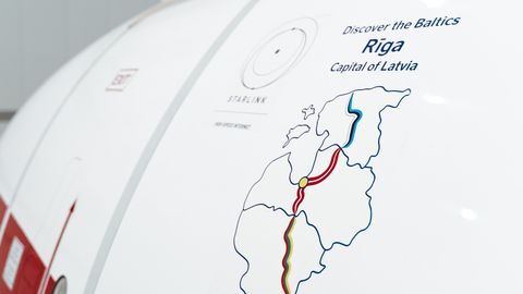 "Aizpute", "Ogre", "Sigulda". "airBaltic" sākusi piešķirt lidmašīnām Baltijas pilsētu nosaukumus