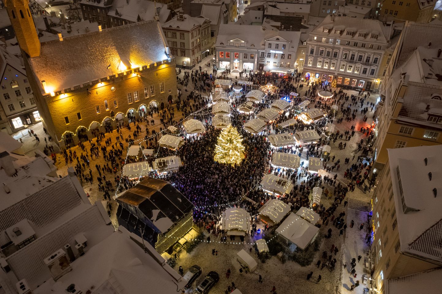 Jõuluturg Tallinna Raekoja platsil.