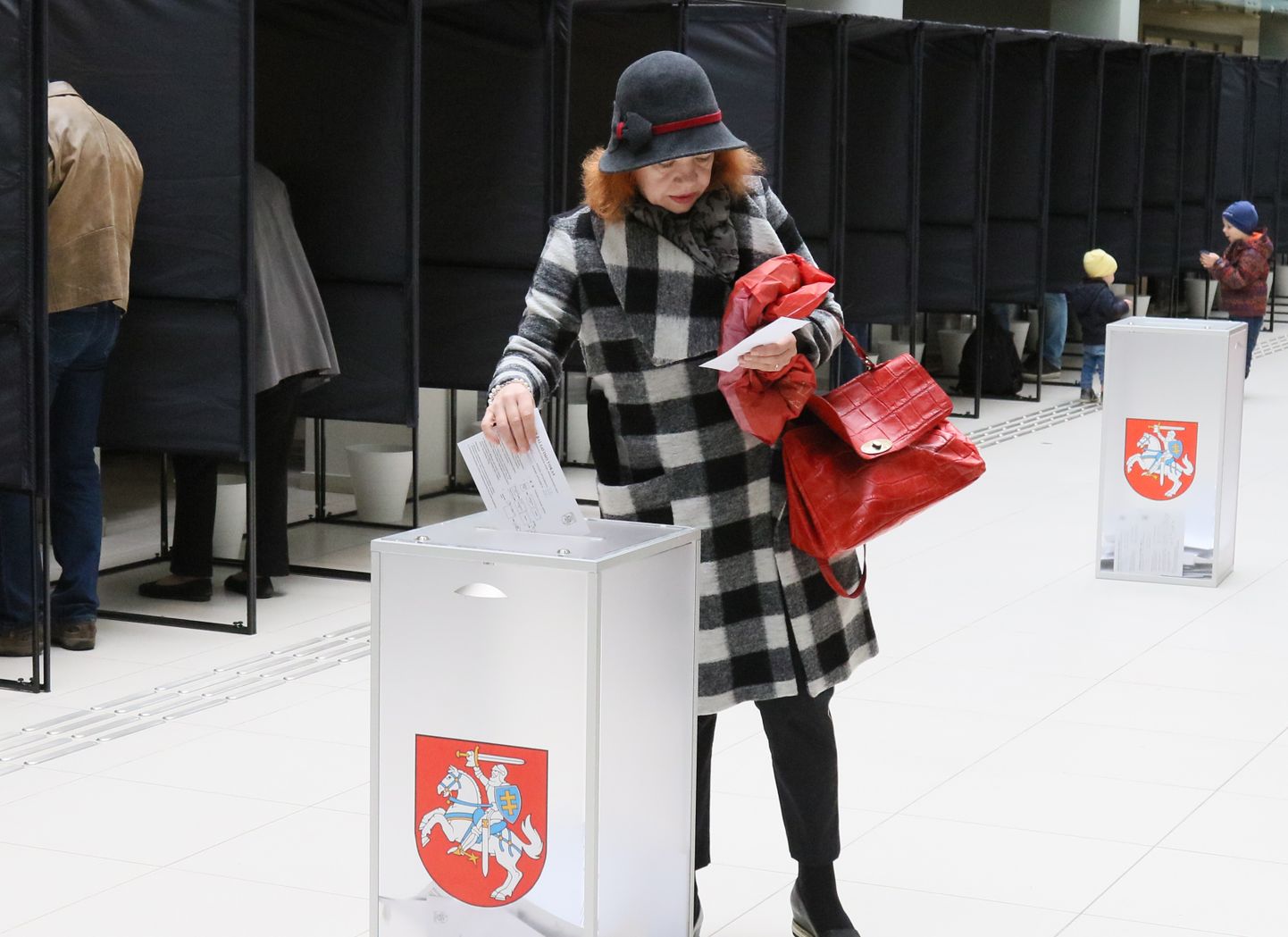 Naine hääletamas Vilniuses.