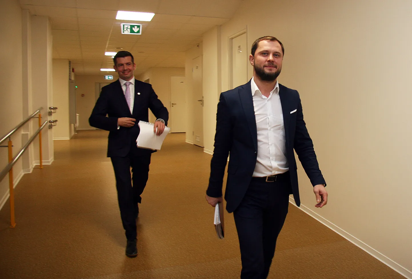 Aasta tagasi allkirjastasid Aleksei Naumkin ja Martin Repinski koalitsioonileppe, kus oli kirjas lubadus teha igale lapsele vähemalt üks huviring tasuta kättesaadavaks. Nüüd ei ole mehed selle lubaduse täitmises enam sugugi ühel meelel.