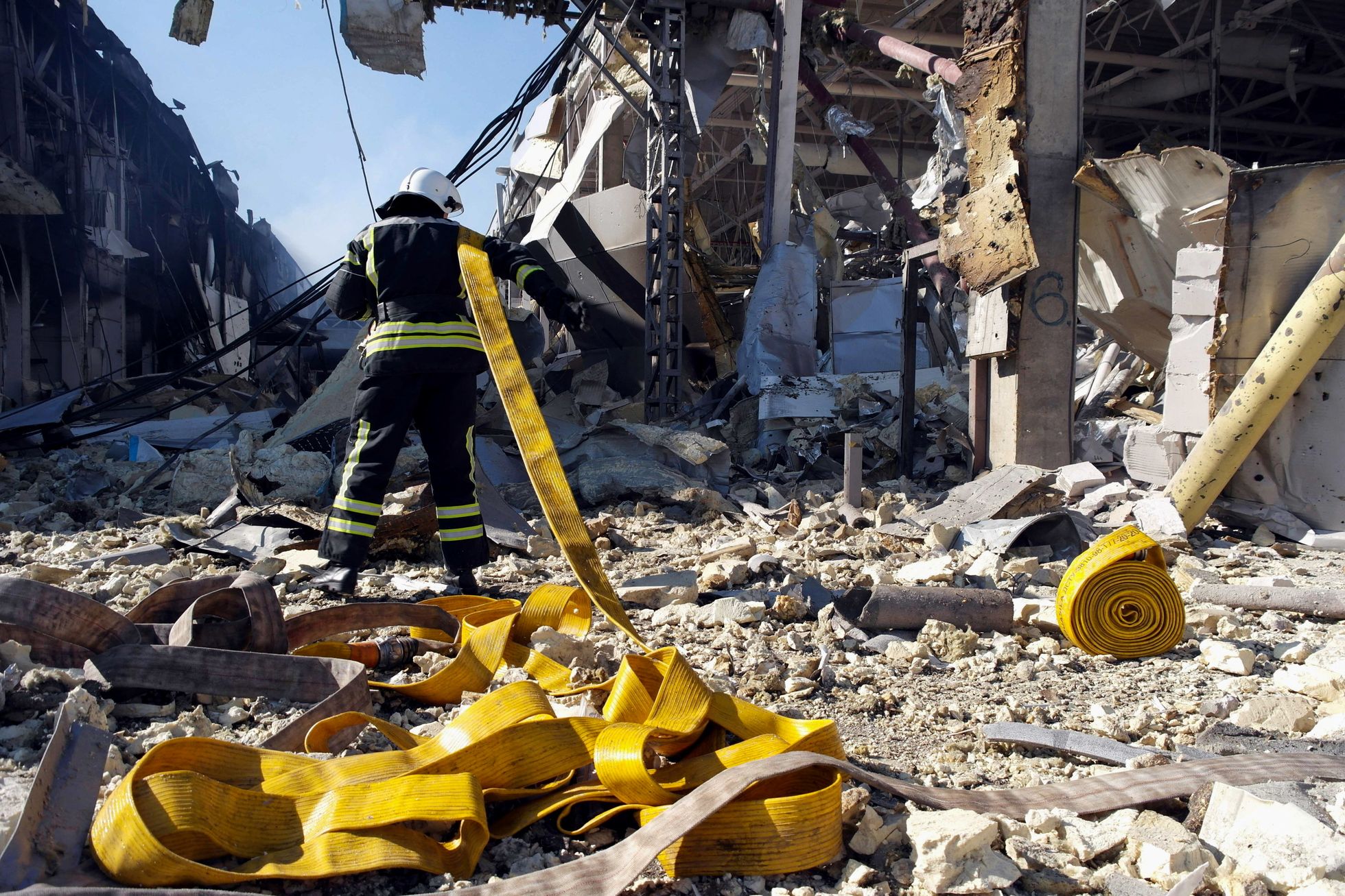 Ukraina tuletõrjuja täitmas ametikohustusi Vene vägede rünnakus hävitatud Odessa kaubanduskeskuse rusudes. 