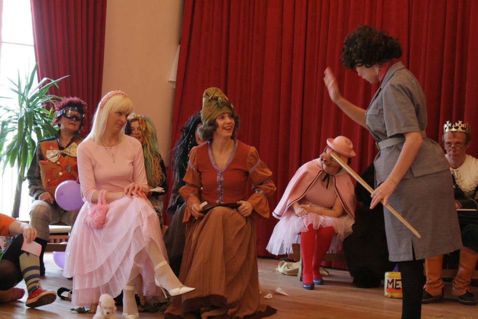Pärnu Vanalinna kooli õpetajad etendasid kooliperele lustliku näidendi „Isevärki koolitund“.