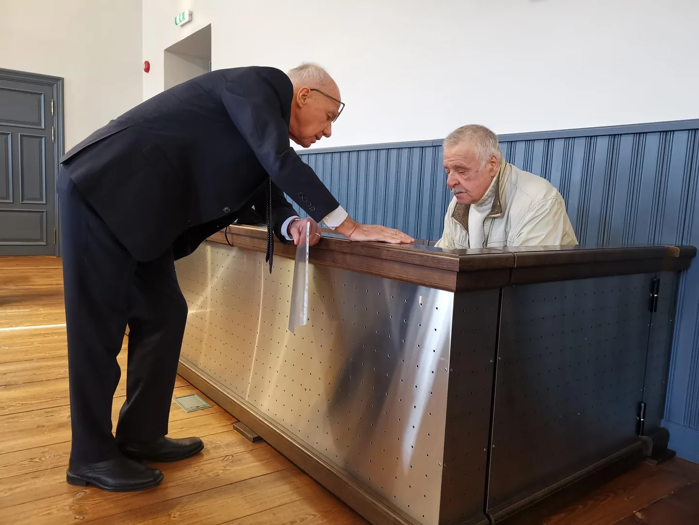 Kohtualune Jaan Nurk (paremal) Rakvere kohtumaja saalis koos oma kaitsja Ahto Sirendiga.