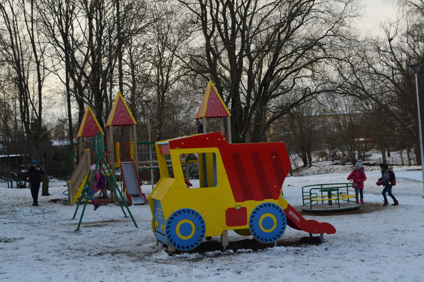 Uus mänguväljak Valga linnapargis