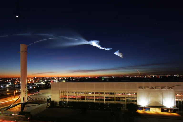SpaceX peahoone Californias Falcon 9 stardi ajal. Starlinki satelliitide orbiidilt eemaldamine on SpaceXi jaoks tavaline asi. Elon Muski juhitud ettevõte on juba algatanud 406 seadme eemaldamise senisest ligi 6000st kosmosesse saadetud satelliidist.
