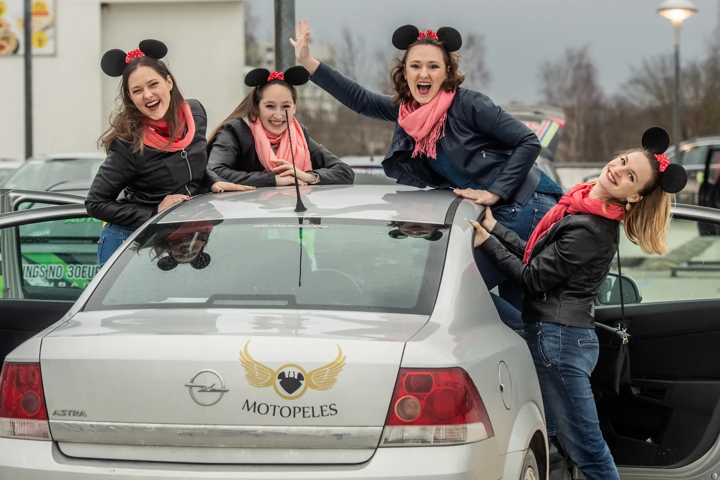 Foto: Sieviešu rallija komandas ierodas galapunktā