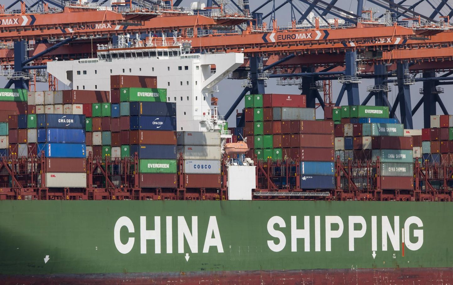 Hiinas on viiruse leviku tõttu suure hoobi saanud kõiksugu logistika ning kaubalaevad ei välju Hiina sadamatest plaanipäraselt. Seetõttu ei jõua tooraine Euroopasse ning olukord muutub ärevaks ka Viljandi tehastes.