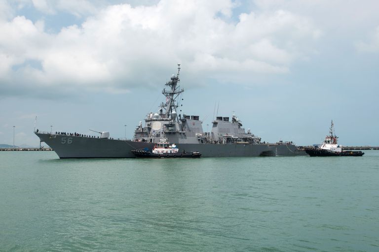 USS John S. Mccain toimetatakse puksiiride abiga mereväebaasi. Foto: JOSHUA FULTON/AFP/Scanpix