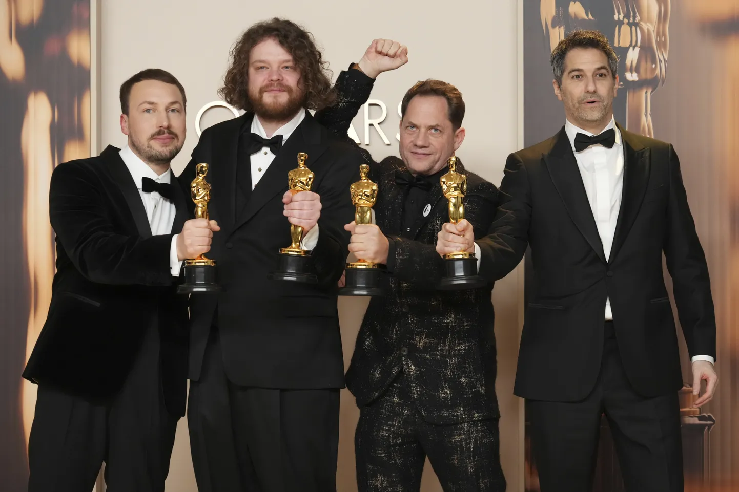 Vasakult: Gints Zilbalodis, Matiss Kaza, Ron Dyens ja Gregory Zalcman, parima animafilmi «Vooluga kaasa» Oscari võitjad poseerivad kuulsate kuldkujudega Dolby Theatre'i pressiruumis Los Angeles.
