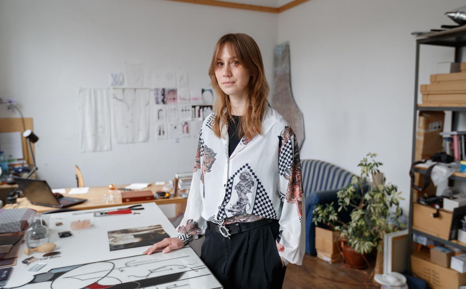 Anna Mari Liivrand oma ateljees ARSi
majas. Ta on sel aastal jõudnud pälvida nii kultuurkapitali kui Graafika Uue Tulija preemiad.