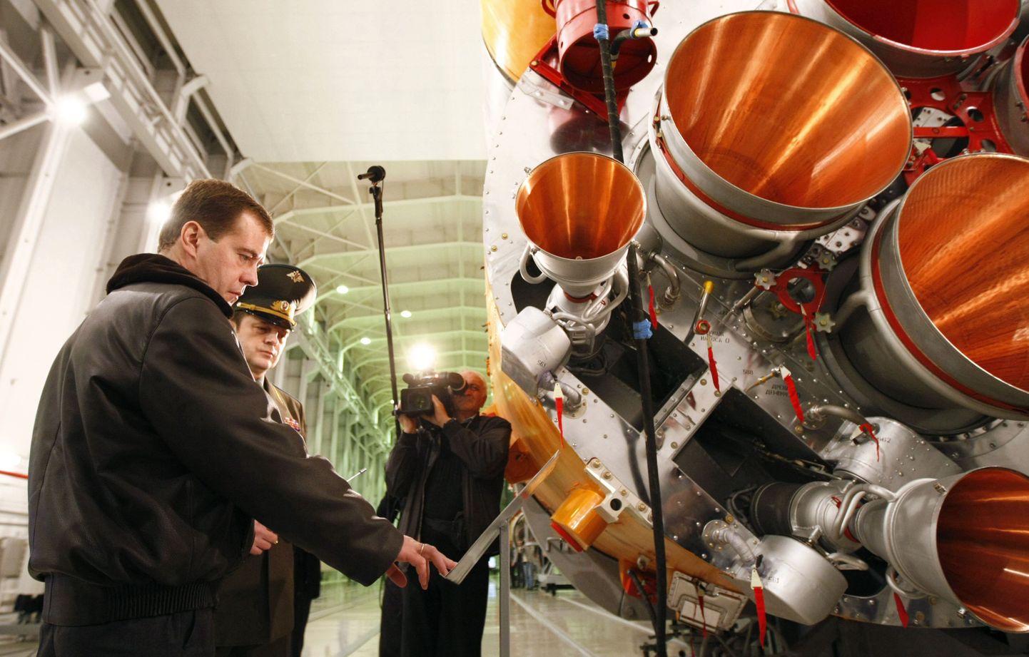 Venemaa president Dmitri Medvedev külastamas Plessetski kosmodroomi, kus ta sai uurida ballistilist mandritevahelist raketti RS-12M Topol.