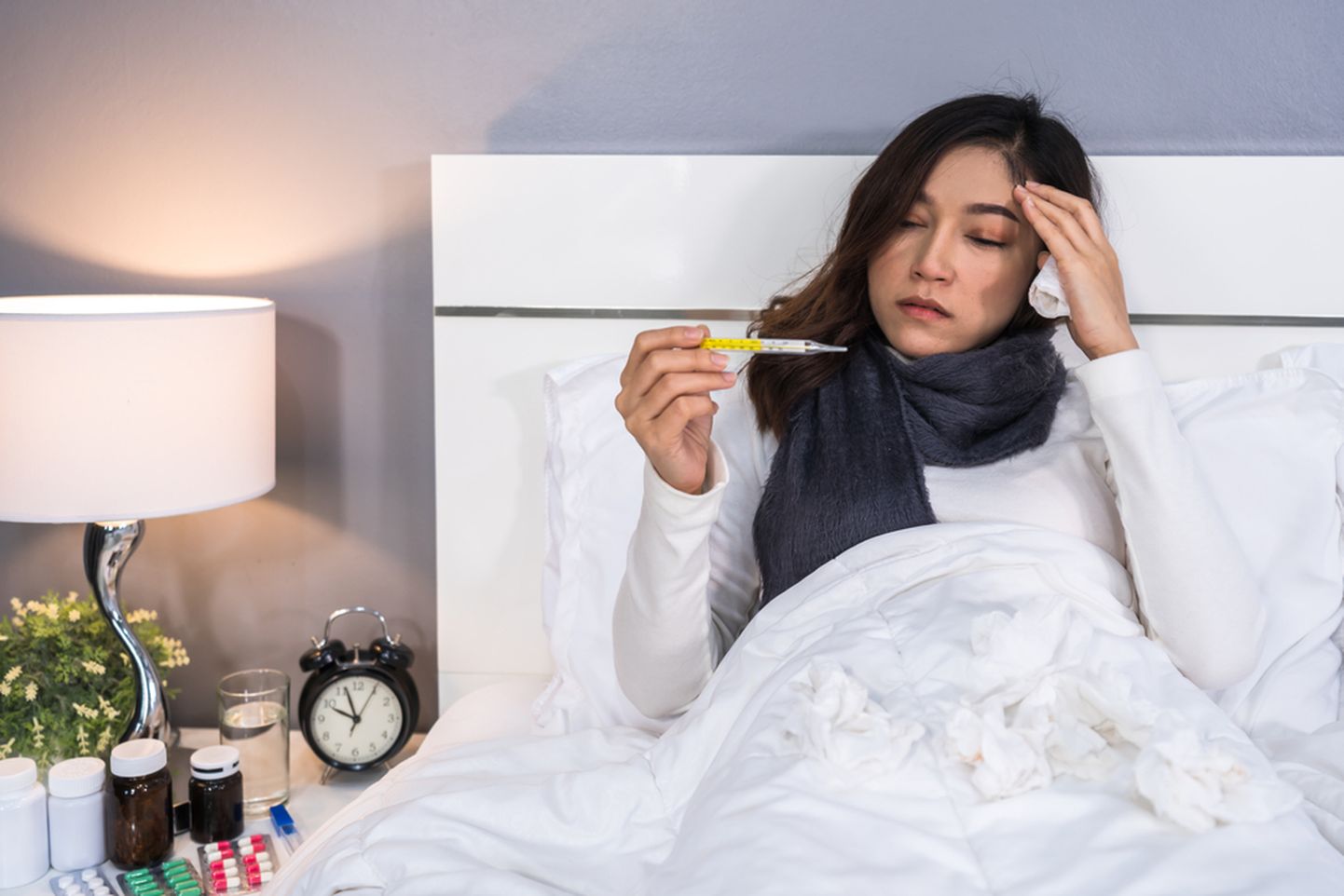 Külmetuses naine voodis. Une ajal langeb immuunsüsteemi aktiivsust pärssivate ainete tase.