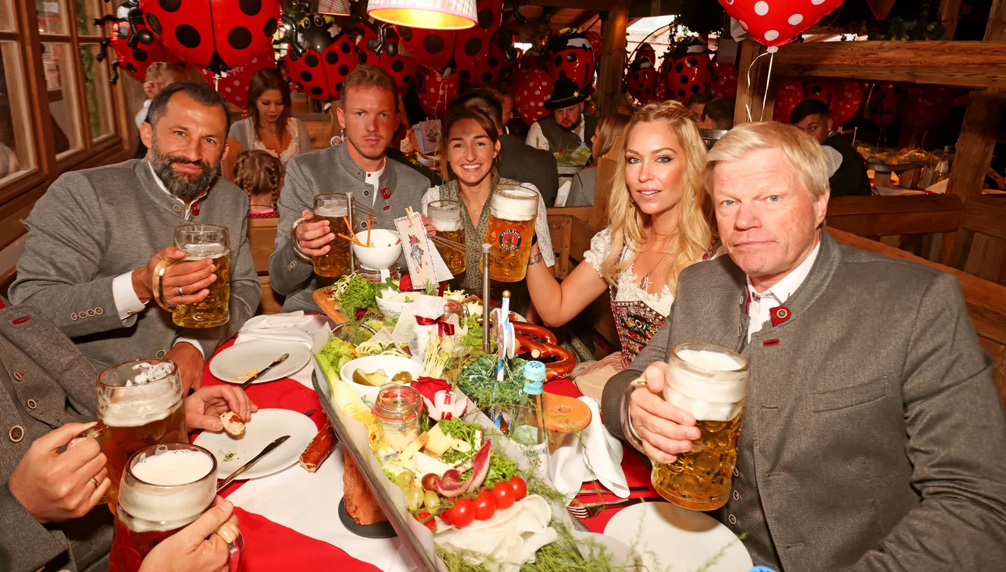Müncheni Bayerni spordidirektor Hasan Salihamidžić (vasakul), peatreener Julian Nagelsmann (vasakult teine) ja klubi tegevjuht Oliver Kahn (paremal) pühapäeval Oktoberfestil.