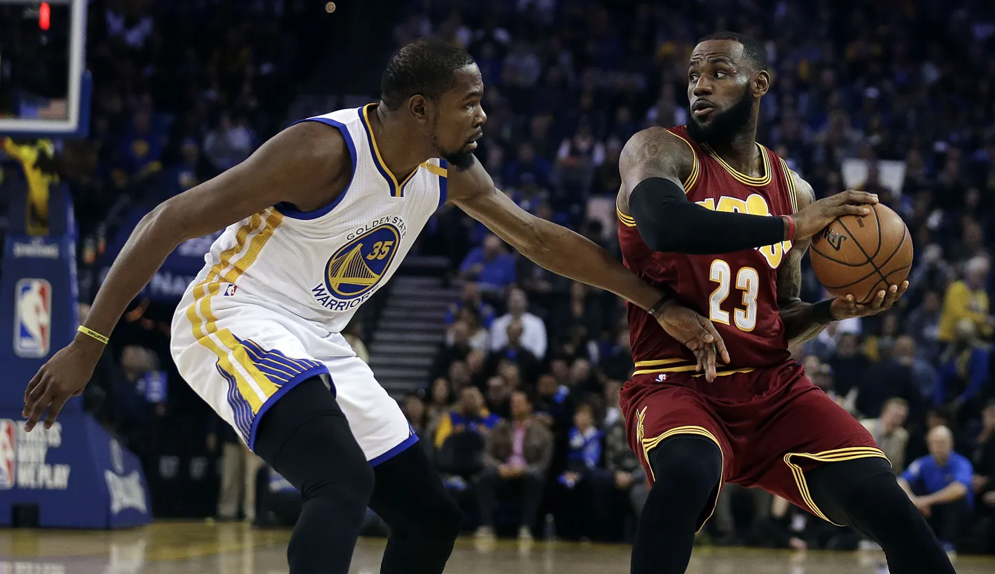 Kui hästi saab Kevin Durant (vasakul) NBA finaalseerias hakkama LeBron Jamesi pidurdamisega?