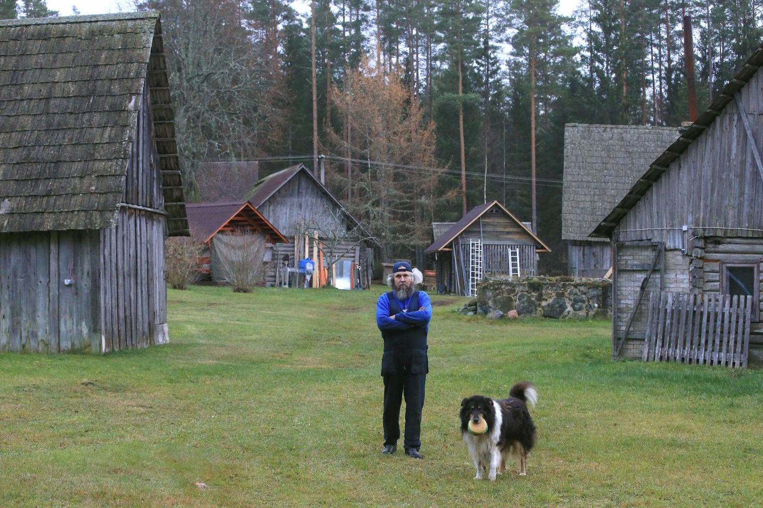 Jääb kodust ilma. Lükkä küla Ala-Lükka talu peremees Heiki Pärn koos 12-aastase koer Rekuga oma kätega rajatud hoonete keskel.