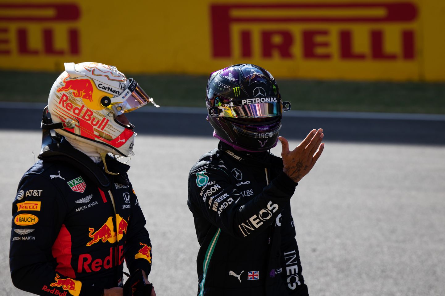 Max Verstappeni (vasakul) meeskond Red Bull ei olnud reeglimuudatuse vastu, vastupidisel arvamusel oli Lewis Hamiltoni tiim Mercedes.