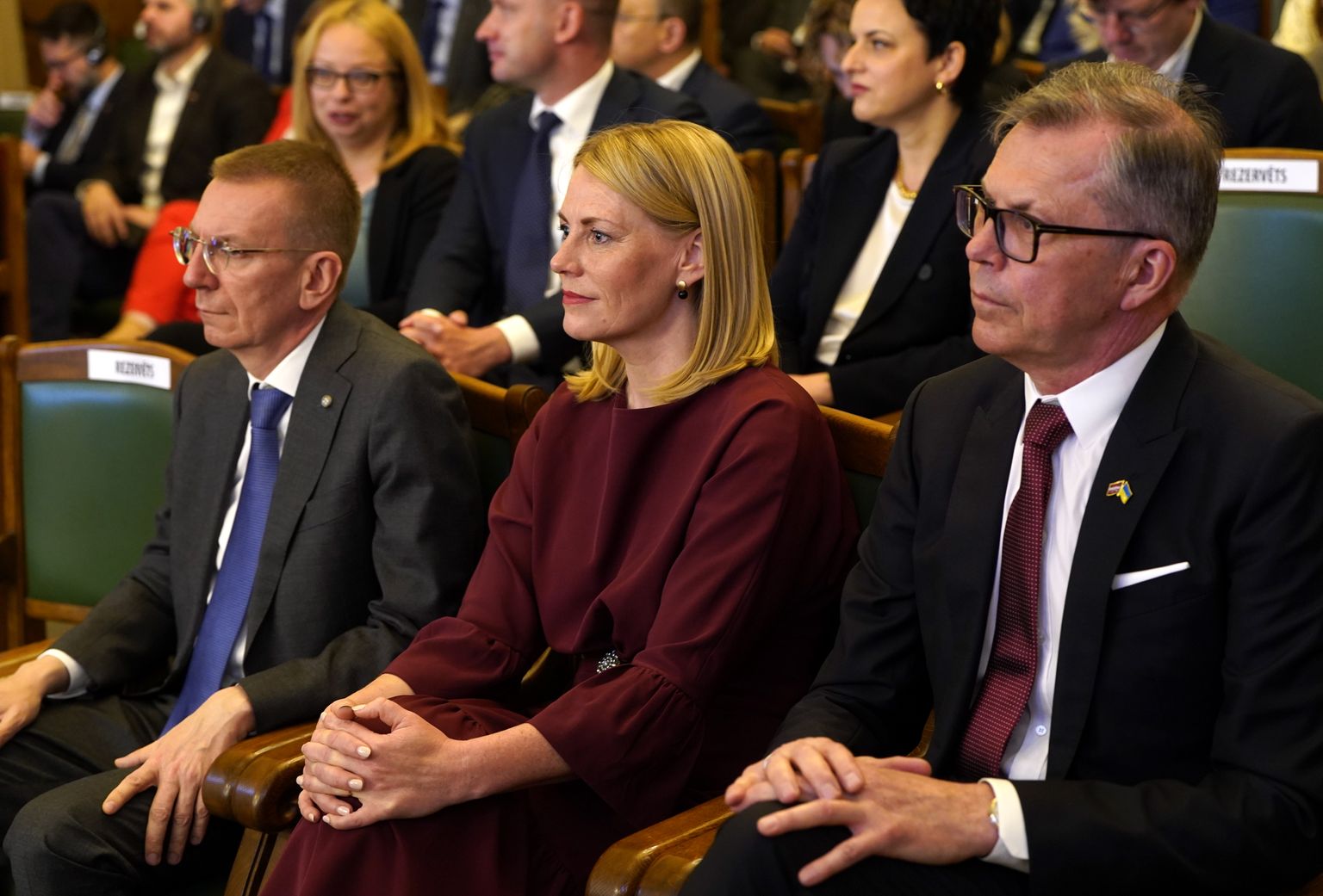 Valsts prezidenta amata kandidāti - ārlietu ministrs Edgars Rinkēvičs (no kreisās), publiskās pārvaldības eksperte Elīna Pinto un uzņēmējs Uldis Pīlēns Saeimas ārkārtas sēdes laikā, kurā notiek Valsts prezidenta vēlēšanas.