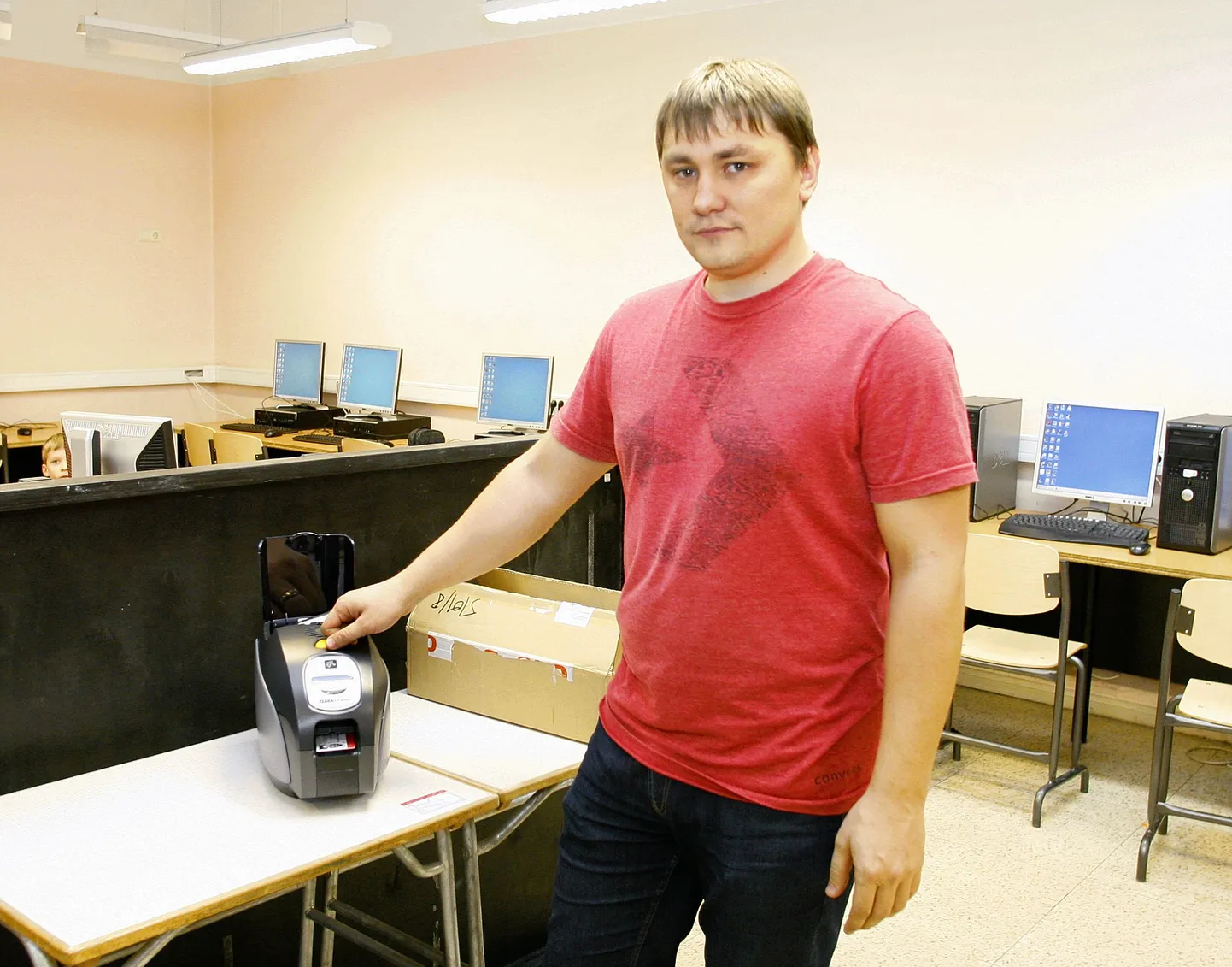 Miina Härma Gümnaasiumi IT-juht Janar Haidak tutvustamas uut elektroonilist õpilaspiletit.