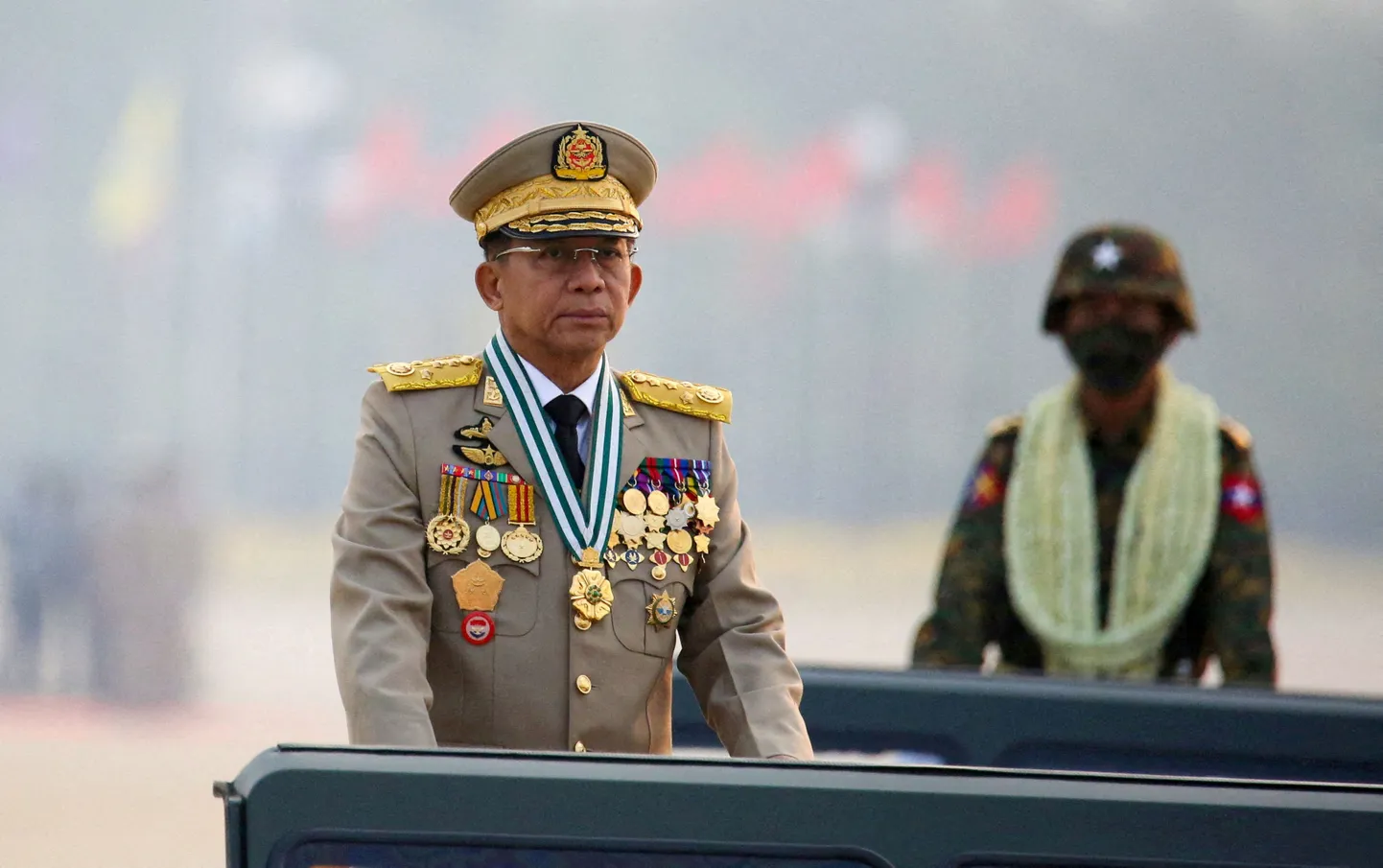 Myanmari huntajuht vanemkindral Min Aung Hlaing, kes kukutas demokraatlikult valitud valitsuse 2021. aasta 1. veebruari riigipöördega, jälgib sel fotol relvajõudude paraadi.