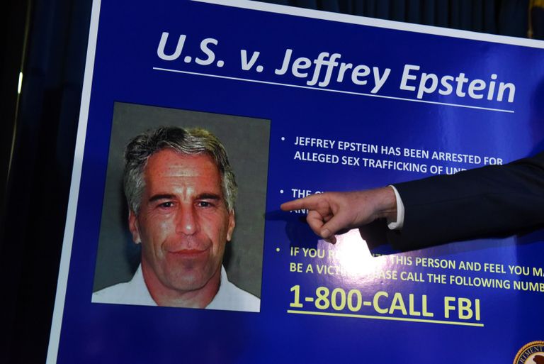 New Yorgi prokurör Geoffrey Berman näitamas 8. juulil 2019 toimunud pressikonverentsil Jefferey Epsteini fotot.