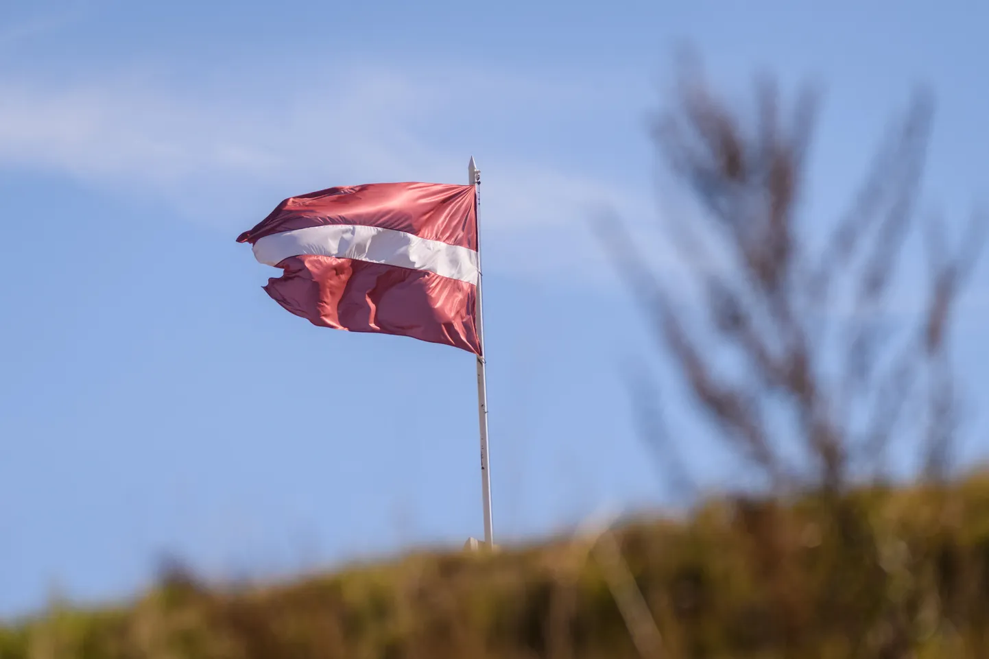 Läti lipp Lõuna-Kuramaa piirkonnas Saka vallas Mežaine polügoonil, kus kaitsevägi sageli harjutab.