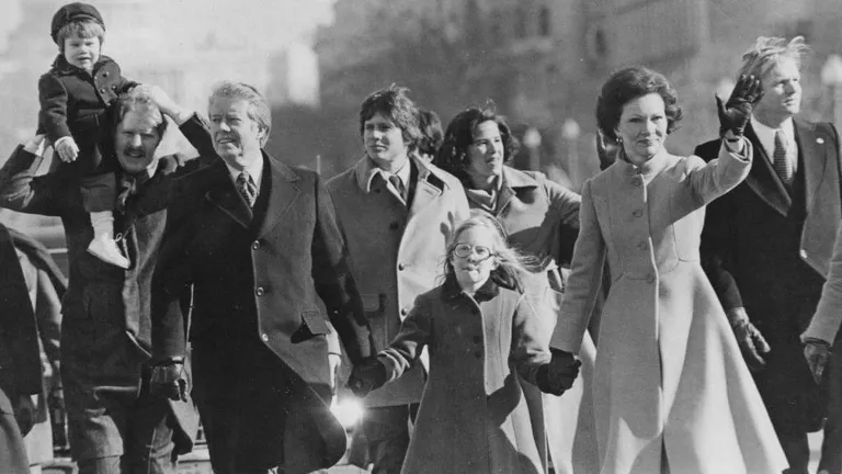 На этом фото с инаугурации в январе 1977 г. президента Картера и его жену Розалинн держит за руки их дочь Эми
