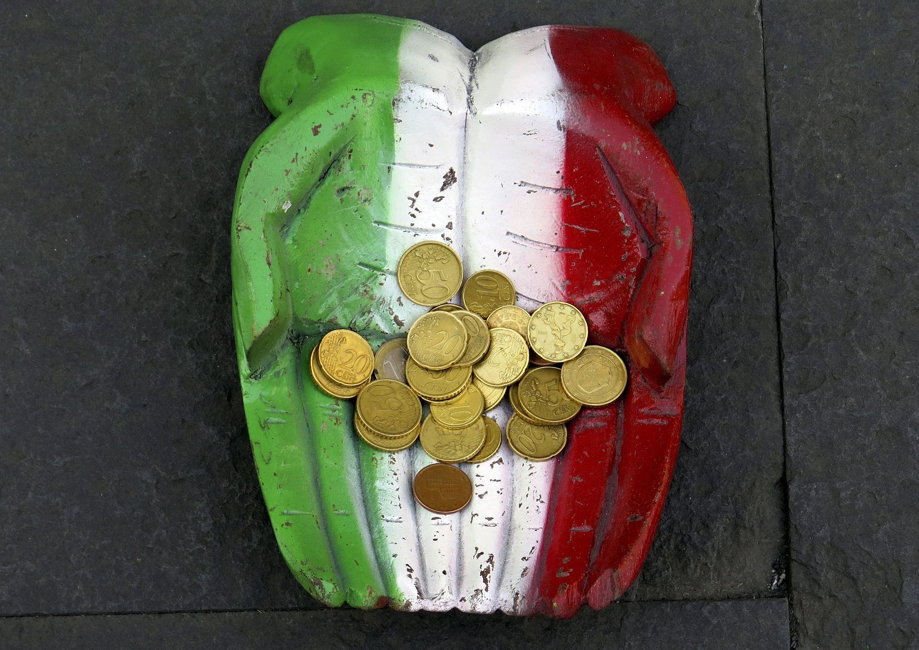 Eurosendid Itaalia lipu värvides käte peal