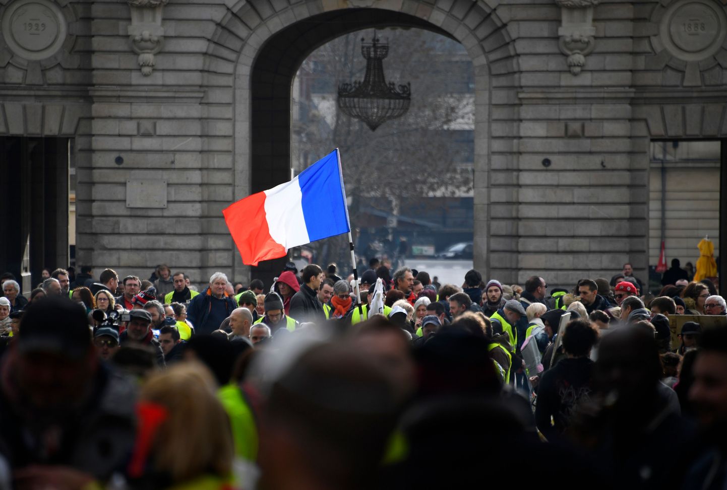 "Dzelteno vestu" protesti Republikas laukumā Parīzē