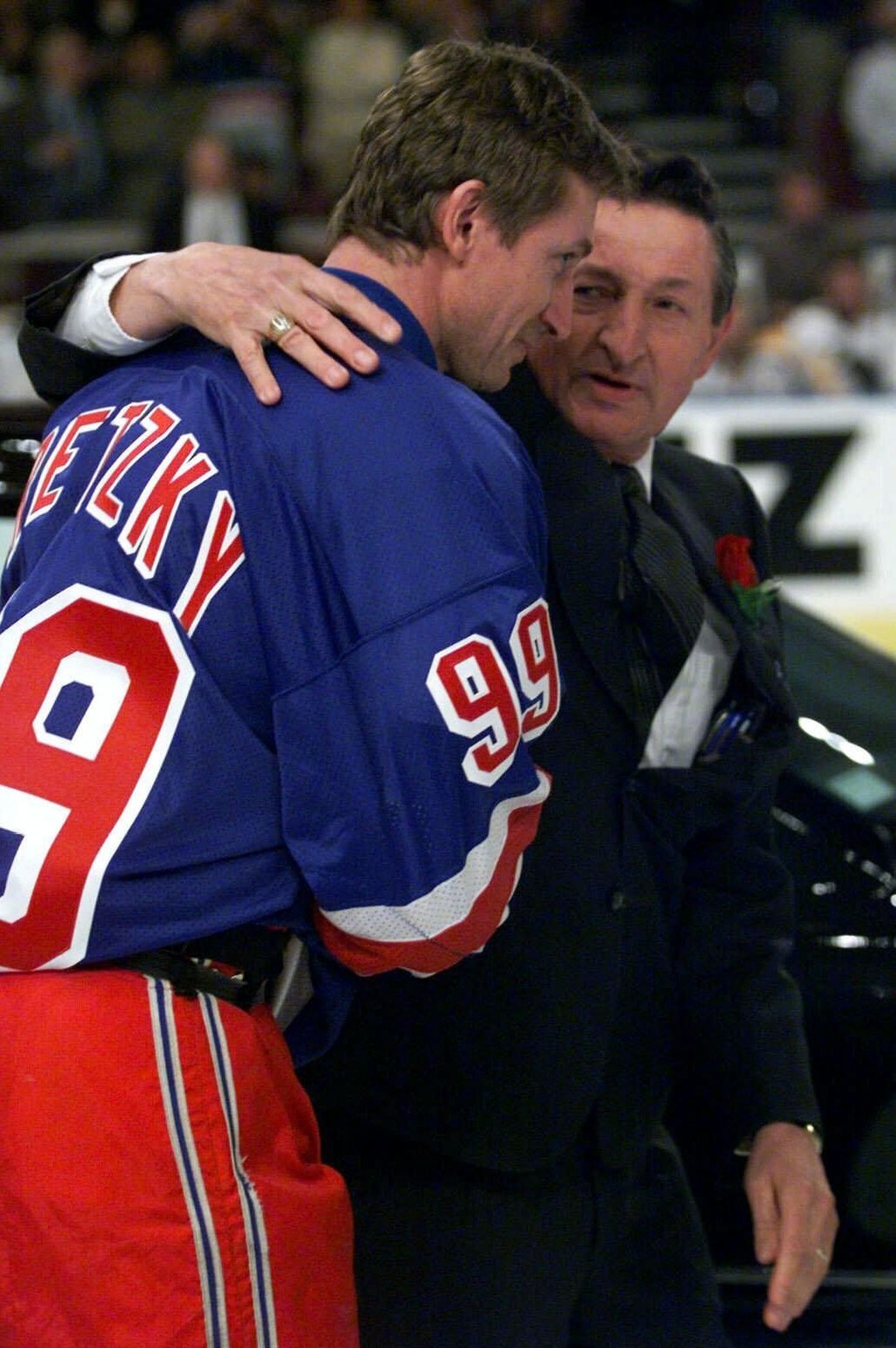 Hokilegend Wayne Gretzky koos isa Walter Gretzkyga 1999. aastal.