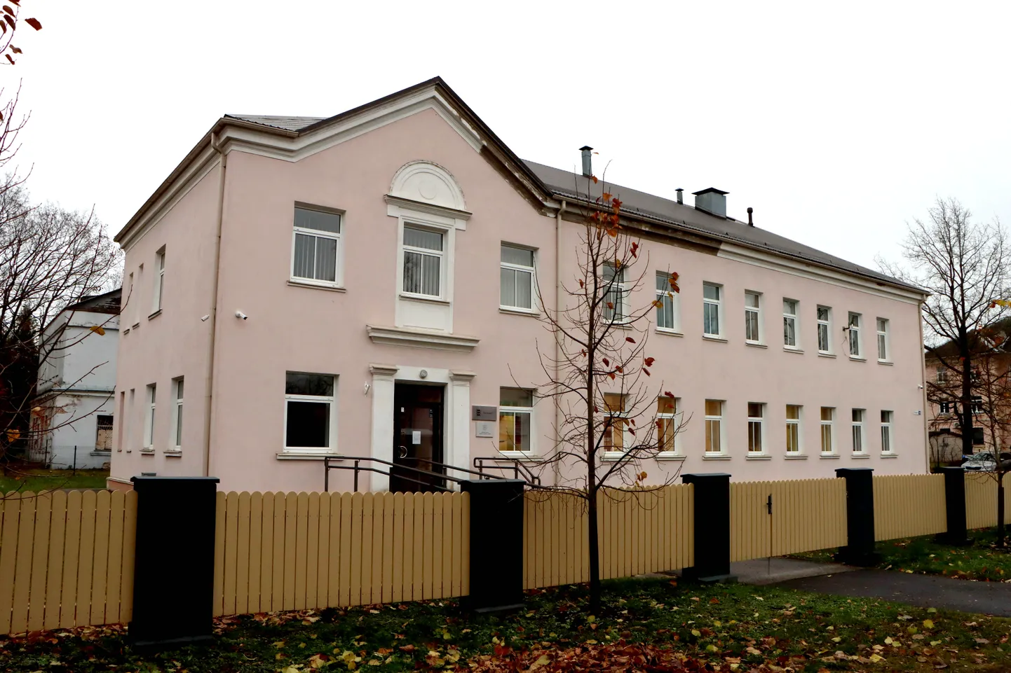 Nõukogude ajal oli selles majas aastakümneid rahvakeeli sanepidjaam, hiljem sama valdkonna ametkondade regionaalne terviselabor.