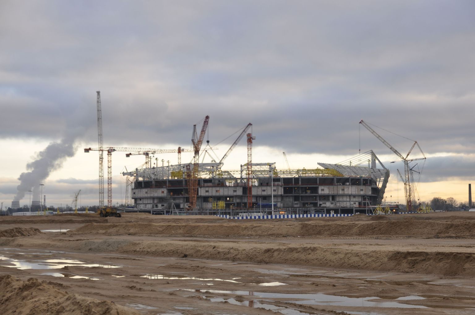 Kuna Kaliningradi staadion rajatakse soisele pinnasele, tuli 22 hektarile vedada 1,5 miljonit kuupmeetrit ehk 2,2 miljonit tonni liiva.