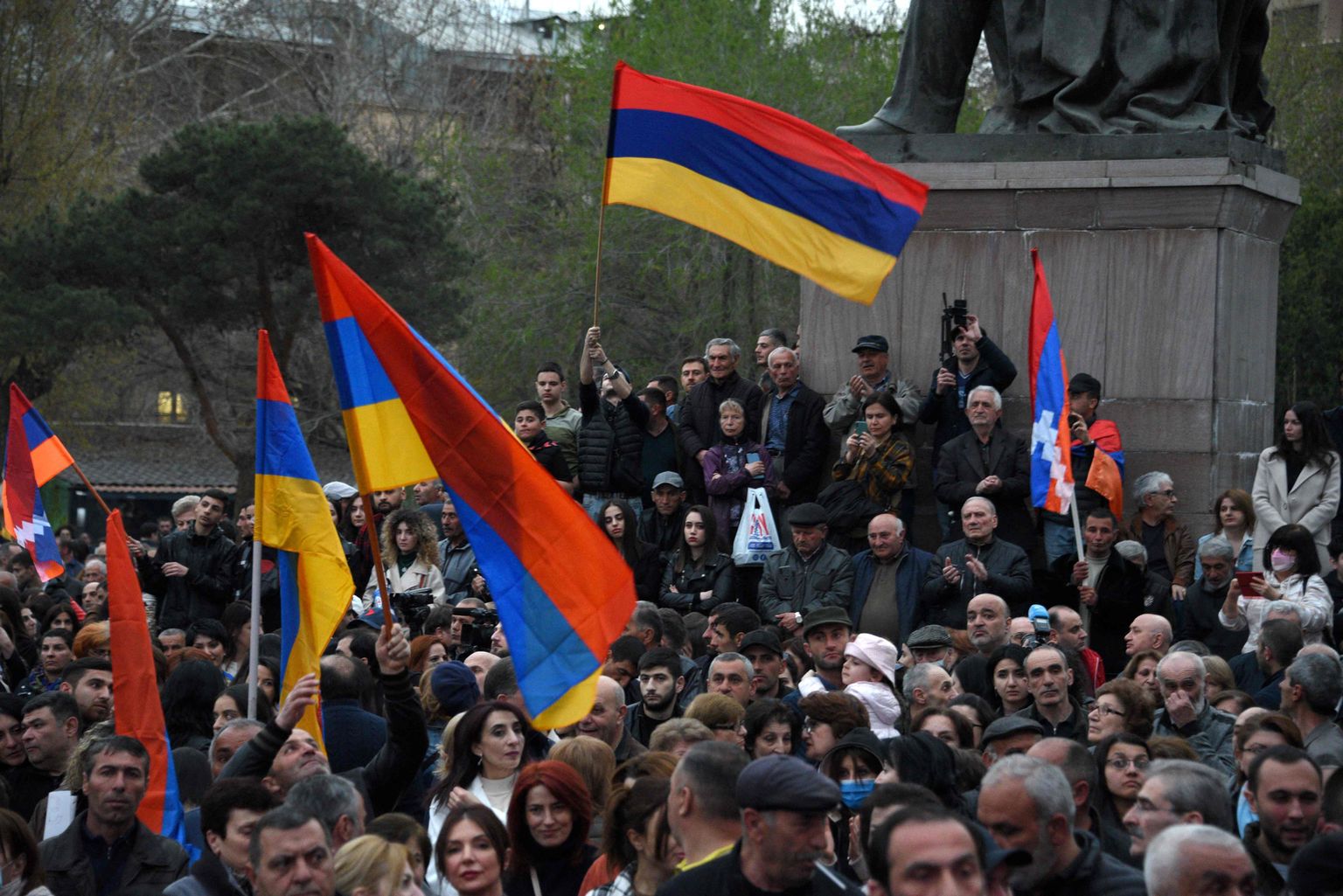 Üleeile korraldas opositsioon Jerevanis meeleavalduse, et väljendada pahameelt valitsuse järeleandlikkuse pärast Mägi-Karabahhi küsimuses.