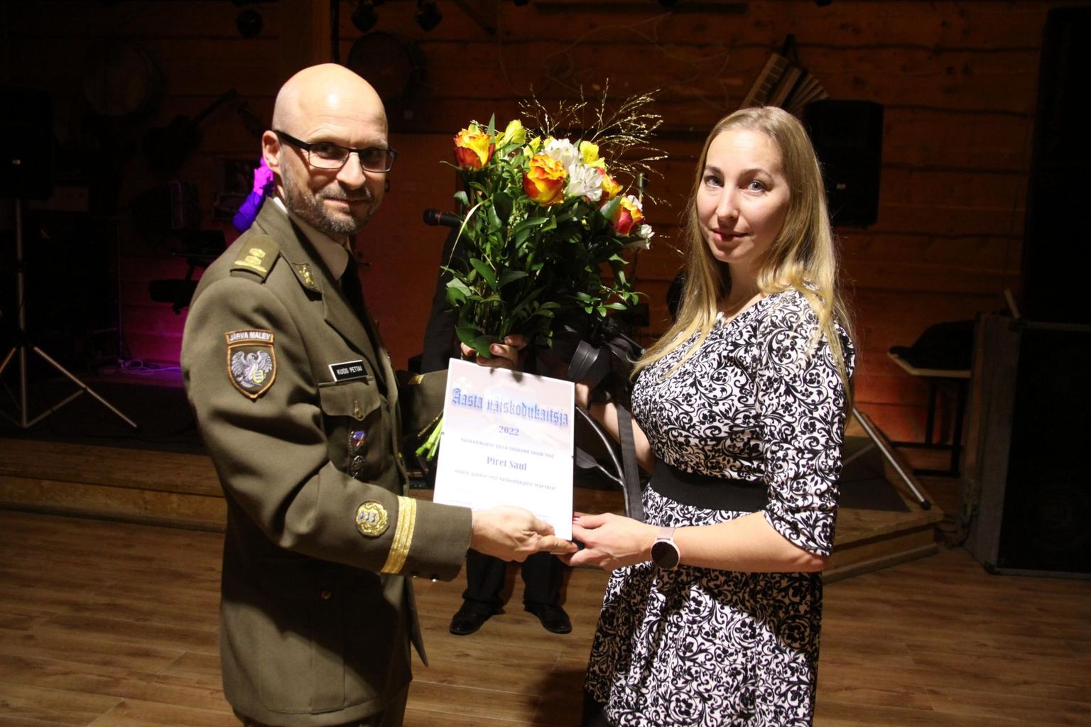 Kaitseliidu Järva maleva pealik kolonelleitnant Kuido Pettai õnnitleb Järvamaa naiskodukaitsja tunnustuse puhul Piret Sauli.