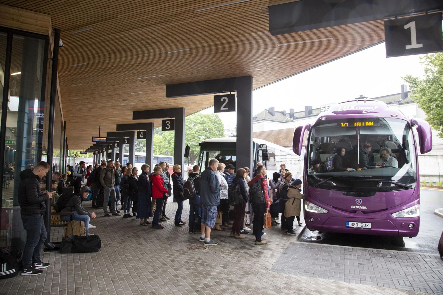 Pärnust väljuvad Lux Expressi bussid Tallinna, Tartusse ja Riiga, ettevõte kiirendas bussijaama teavitamist, kui väljumine hilineb.