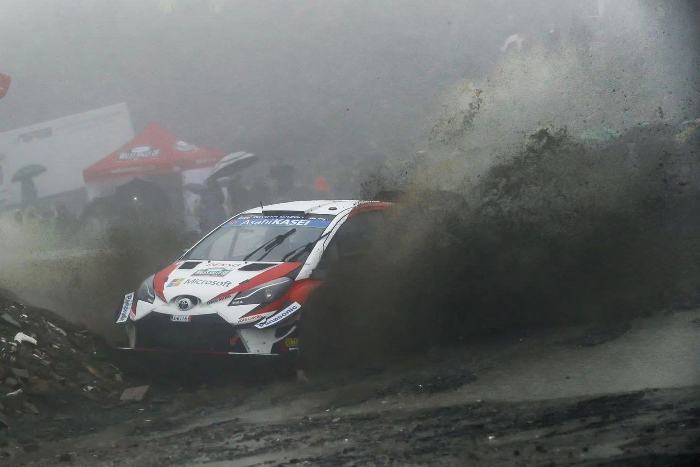 Mis oleks Walesi ralli ilma mudata? Ott Tänak kihutamas läbi suure porilombi.