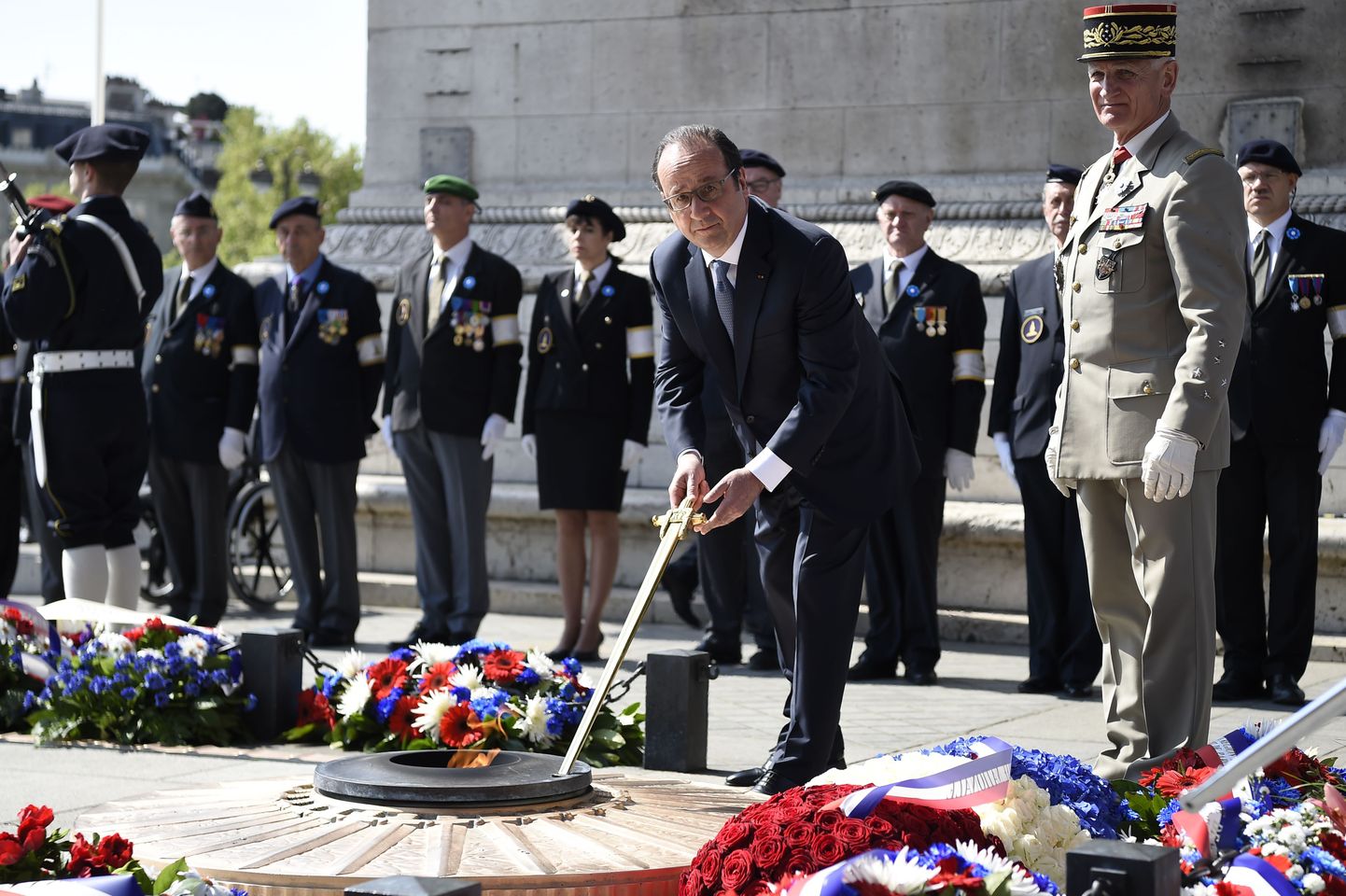 Франсуа Олланд на церемонии 8 мая.