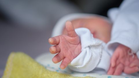 Dojenček, najden na ulici v Ķengaragu, v oskrbi rejniške družine