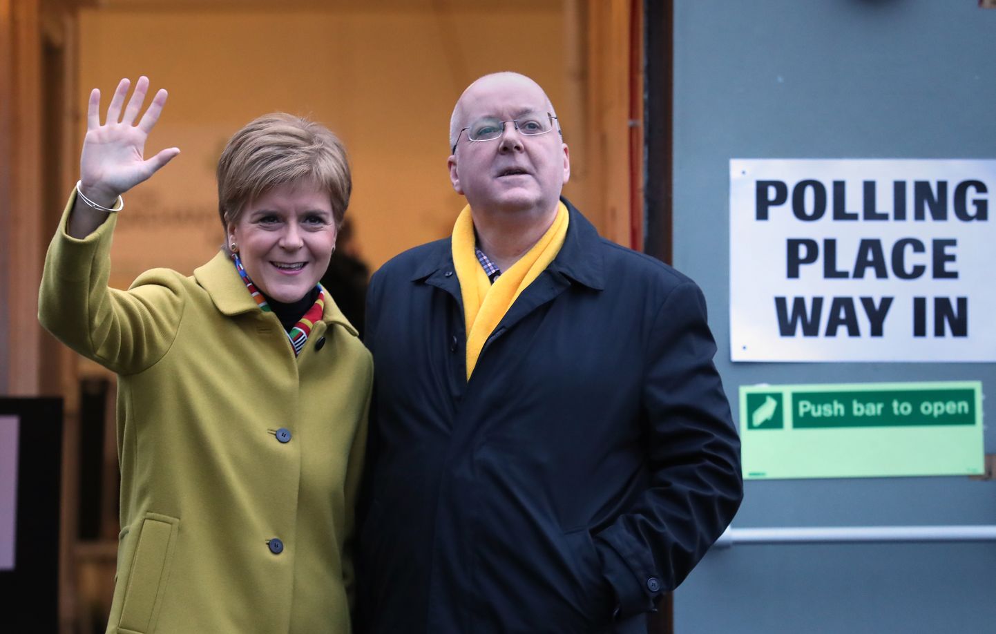 Šoti Rahvuspartei endine juht Nicola Sturgeon (vasakul) ja tema abikaasa ning partei tegevjuht Peter Murrell (paremal).