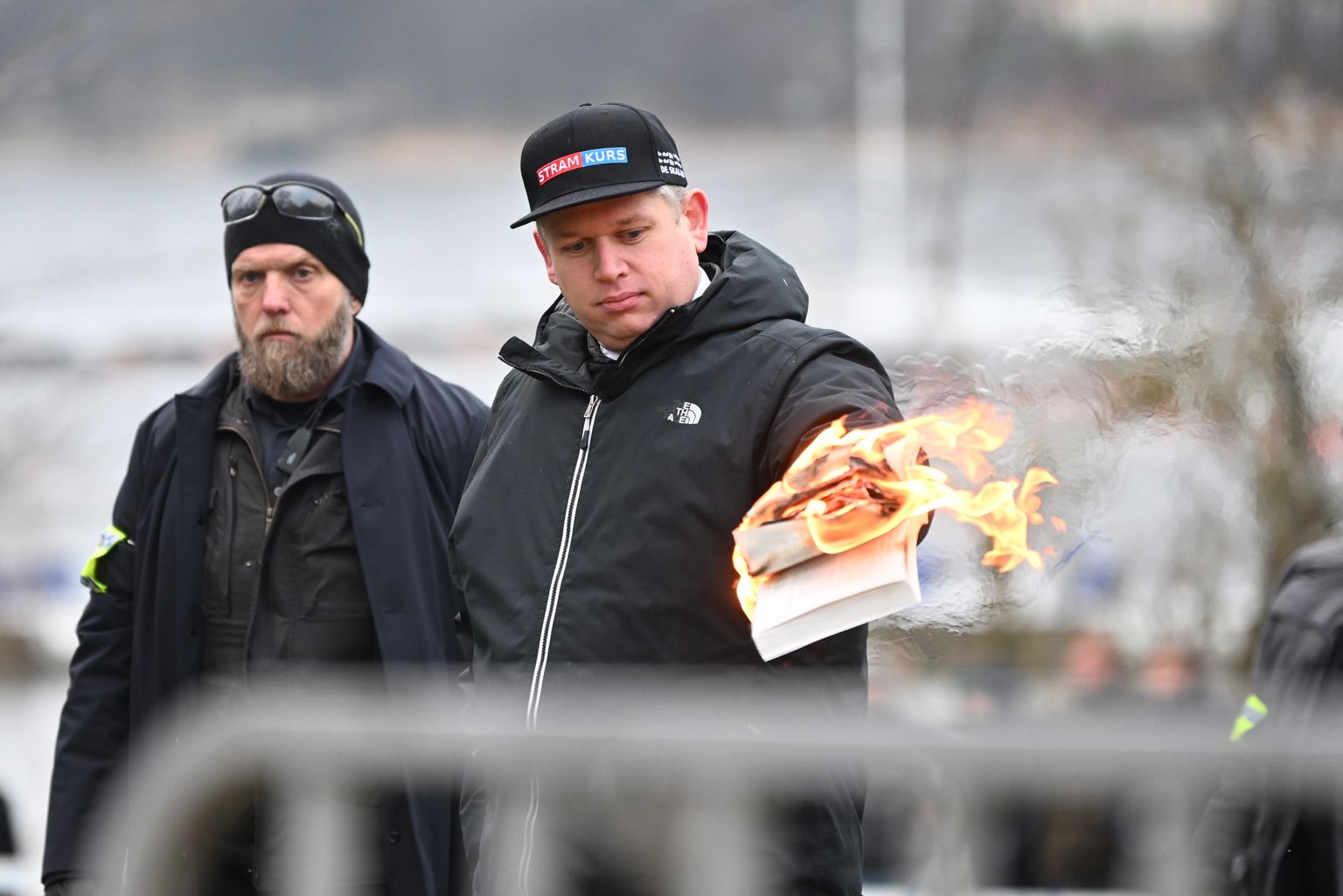 Rootsi-Taani poliitik Rasmus Paludan põletas koraani Türgi saatkonna ees Stockholmis.