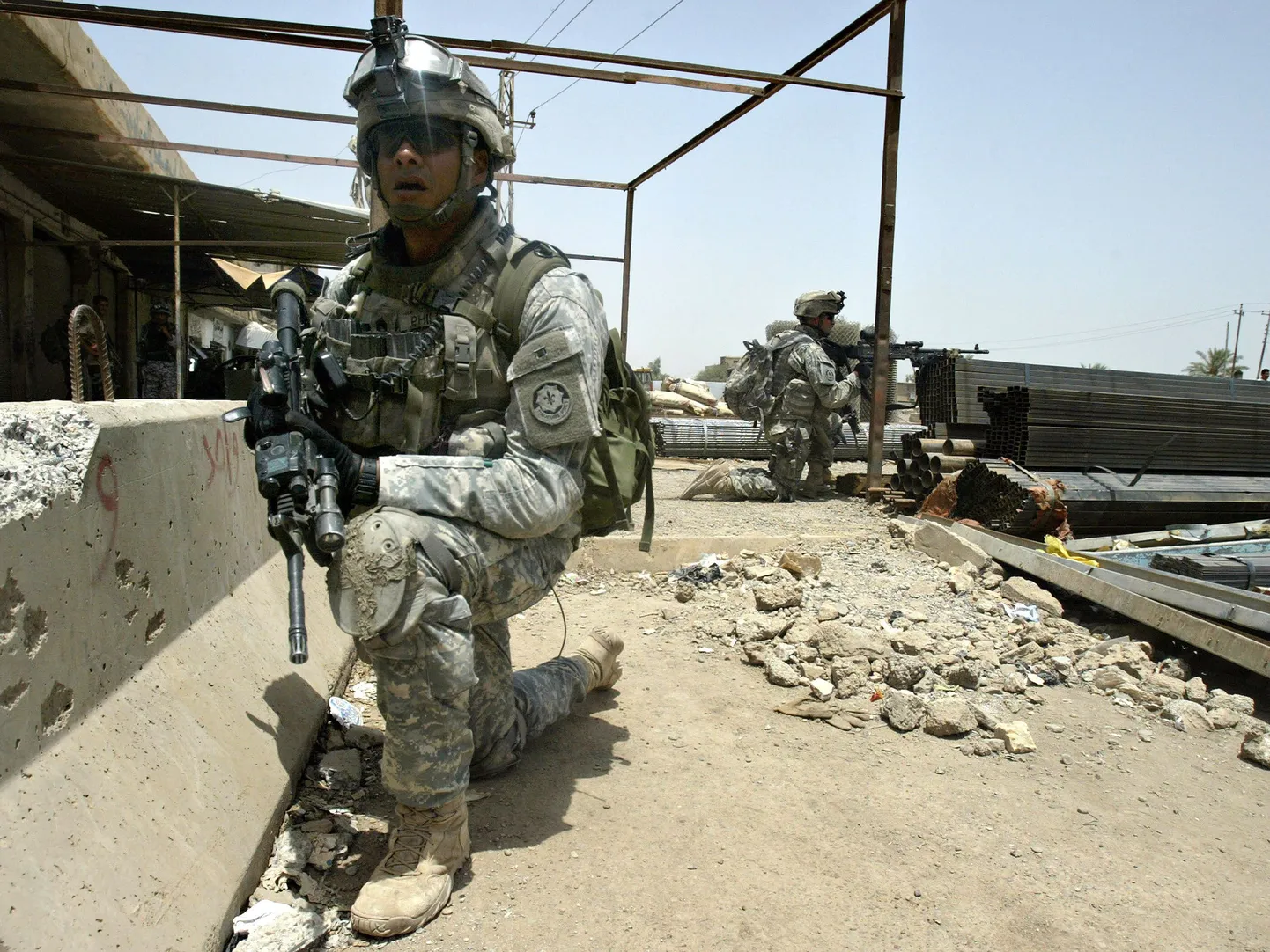 Sellises asendis peavad sõdurid veetma tunde. Pildil lahinguvalmis USA Fox-kompanii sõdur.