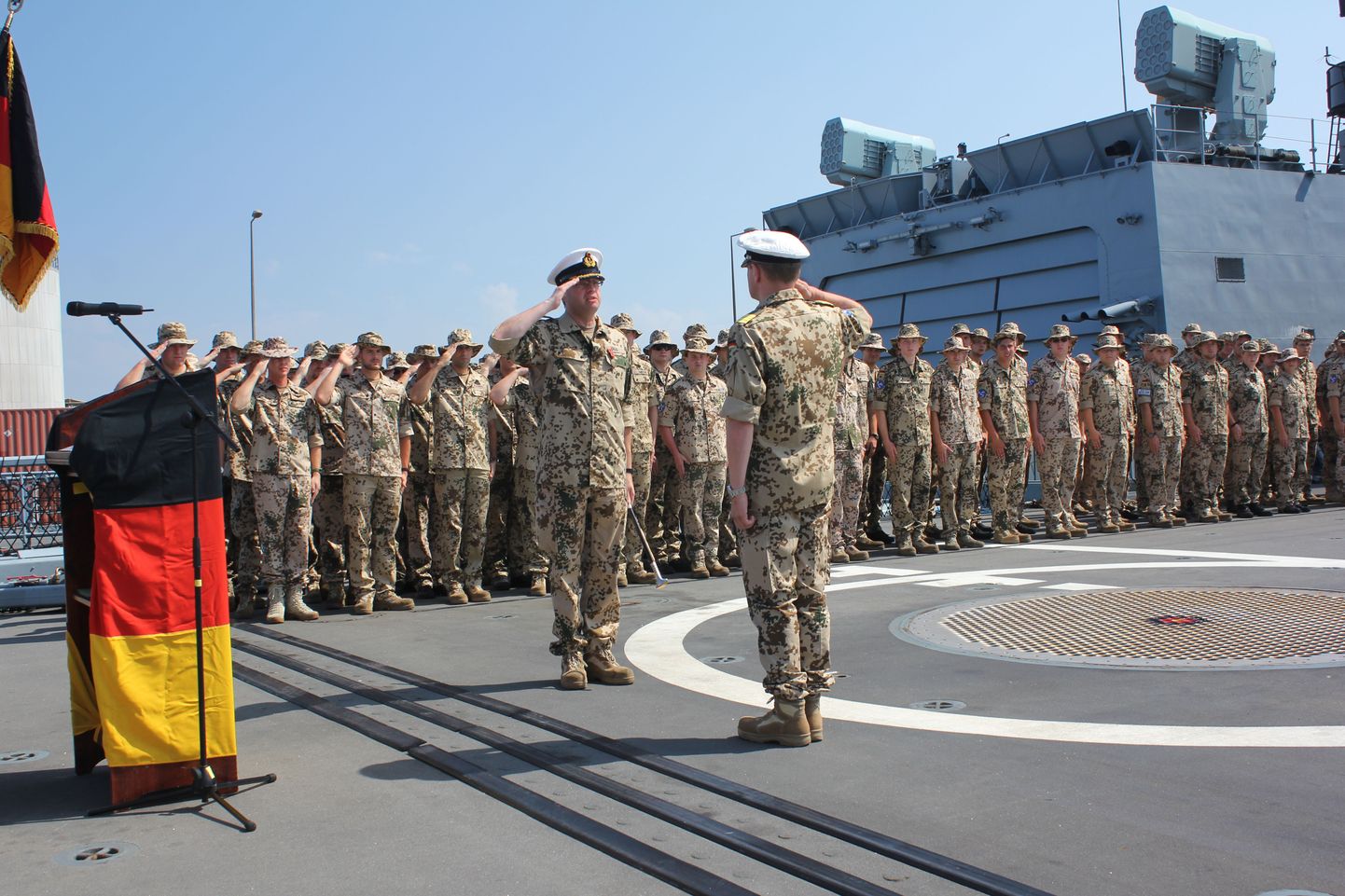 Eesti laevakaitsemeeskond ja Saksa fregati Sachsen meeskond lõpurivistusel täna Djiboutis.