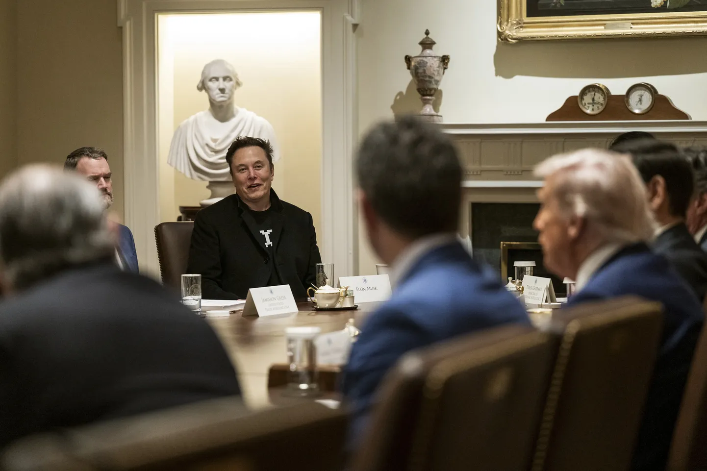 Elon Musk (keskel) Valges Majas 10. aprillil 2025 kabinetikohtumisel.