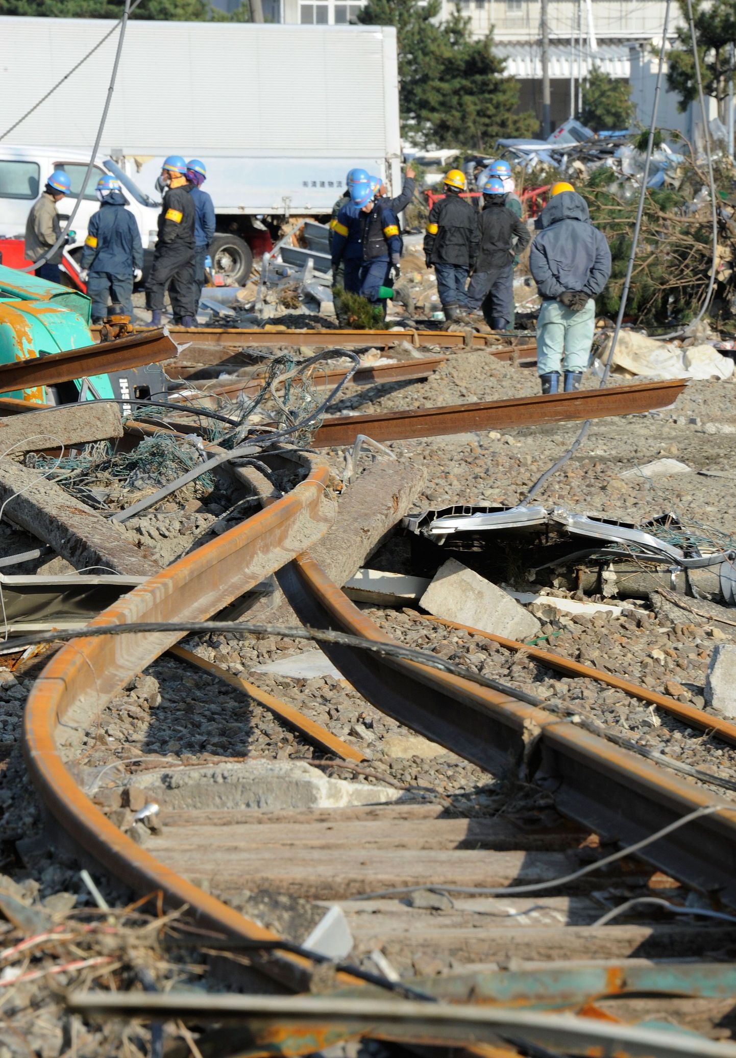Töölised uurivad maavärina tõttu kannatada saanud raudteed Sendais Jaapanis.