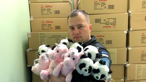 Эстонский предприниматель прислал в полицию целый фургон плюшевых игрушек