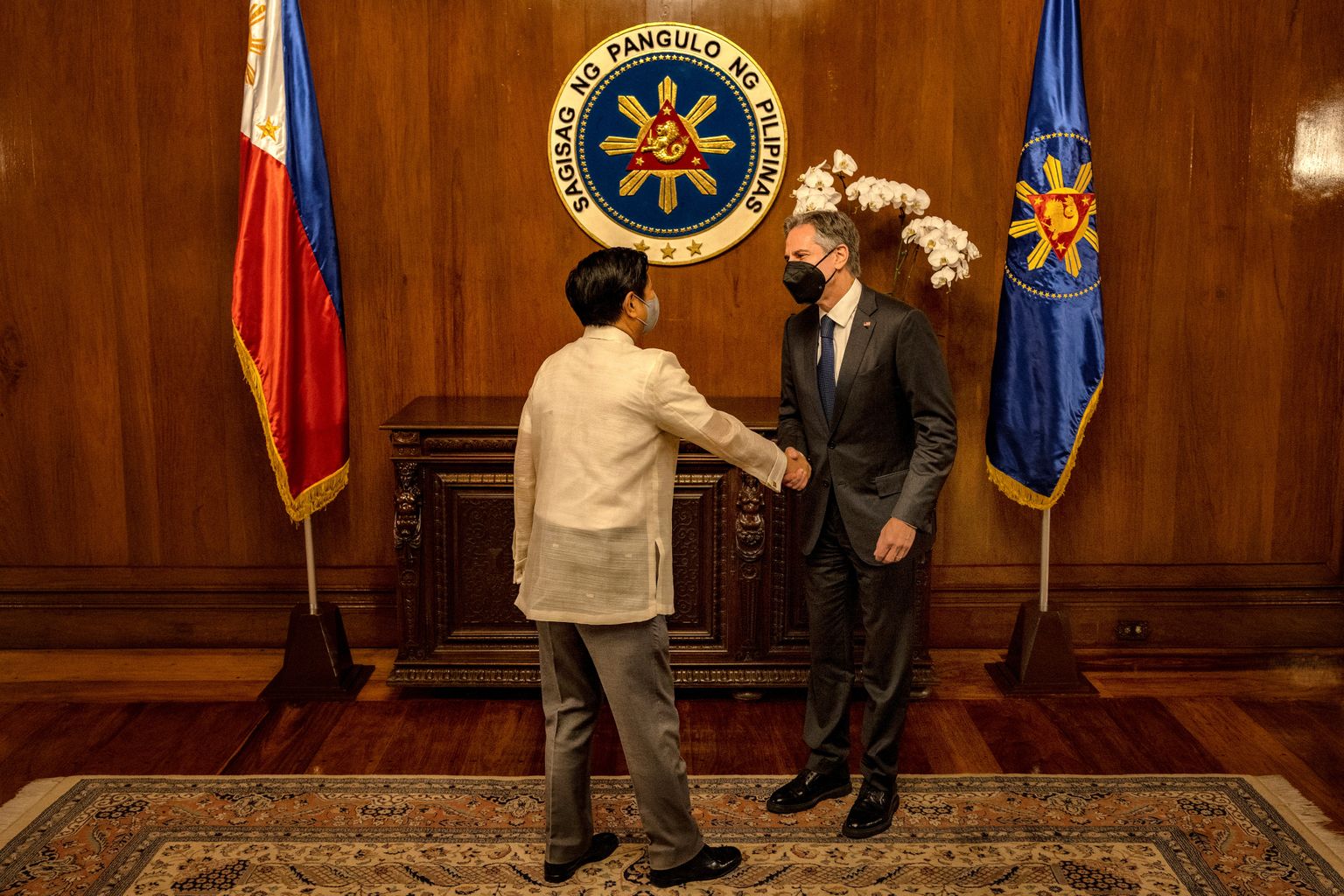 Filipiinide president Ferdinand Marcos Jr. tervitab Manilas USA välisministrit Antony Blinkenit.
