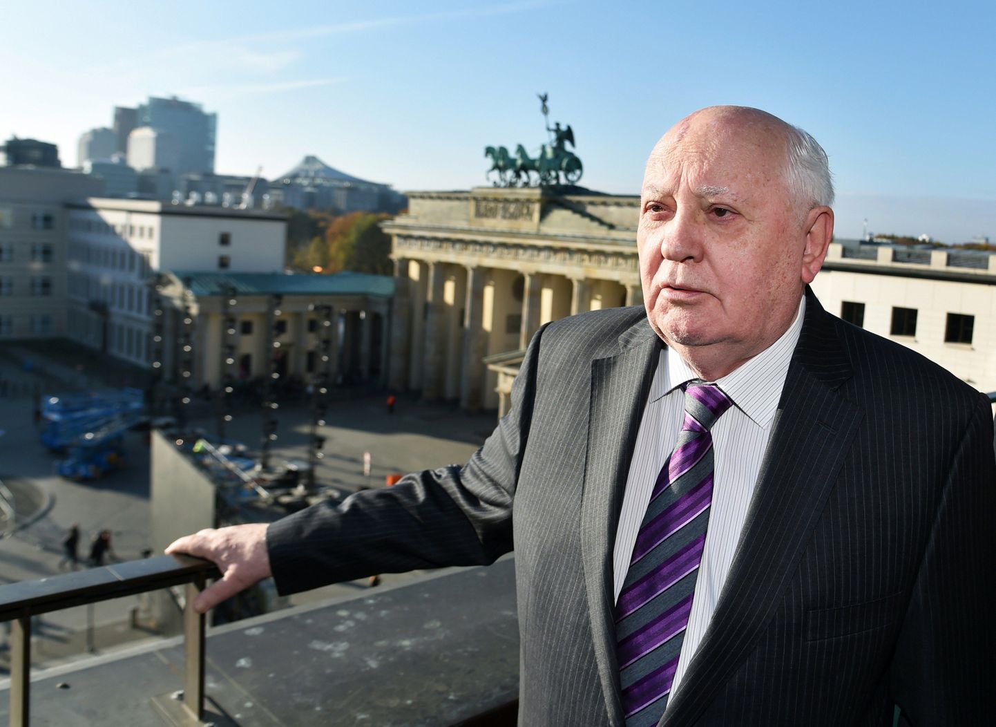 NSVLi ekspresident Mihhail Gorbatšov naudib vaadet Berliinile ja Brandenburgi väravatele.