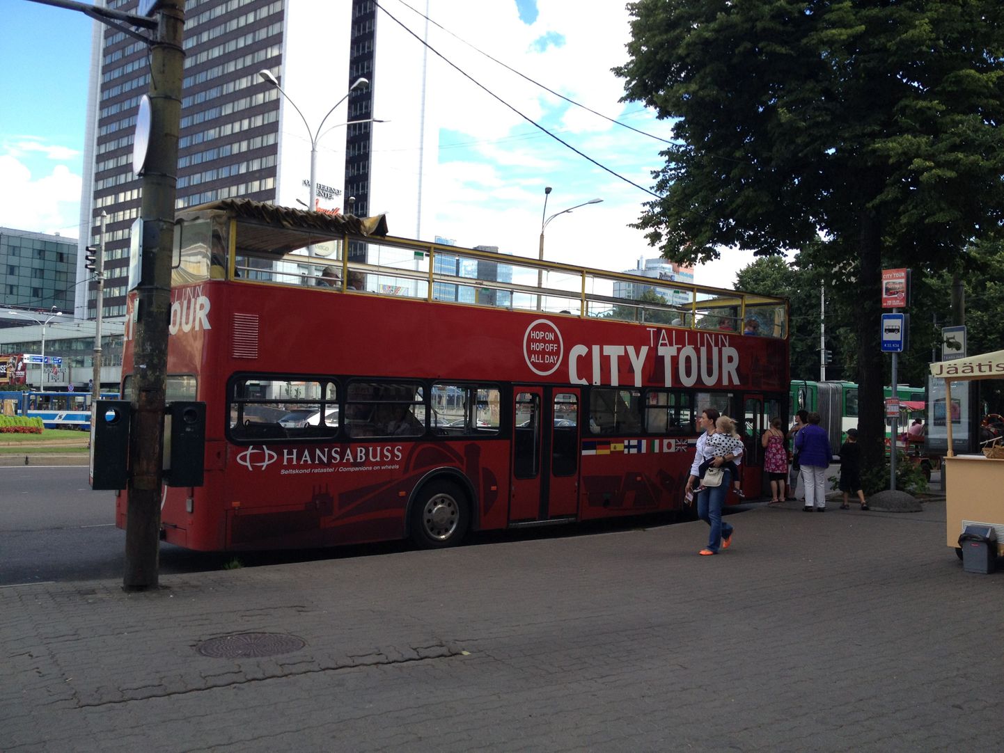 City Touri bussid on ometigi ühissõidukid, kuid sellest hoolimata peavad nad bussirajalt ära kolima.