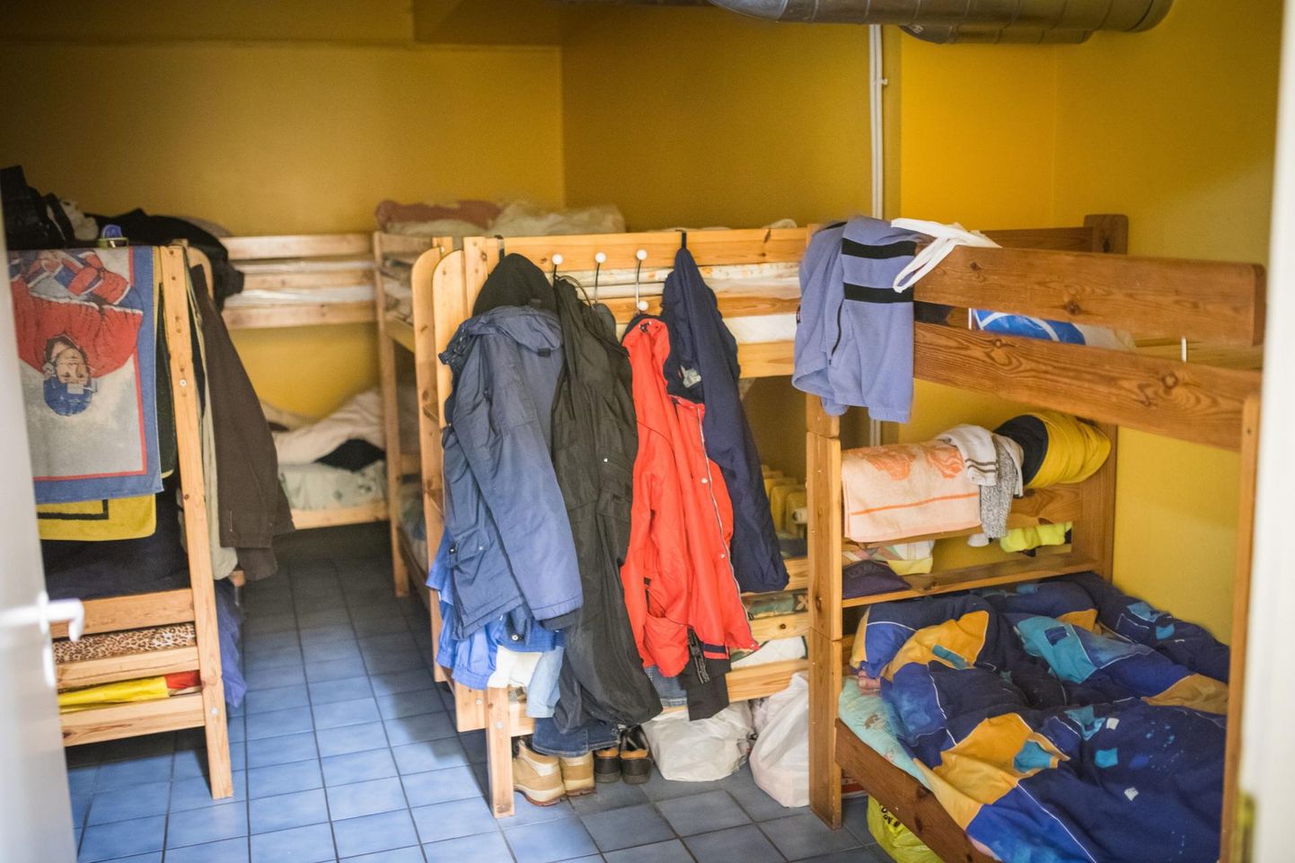 Aprilli algusest kinni olnud Rakvere sotsiaalkeskuse varjupaik alustas tööd ja karantiinis olnud mehed naasid Kohtla-Järve hooldekodust. 