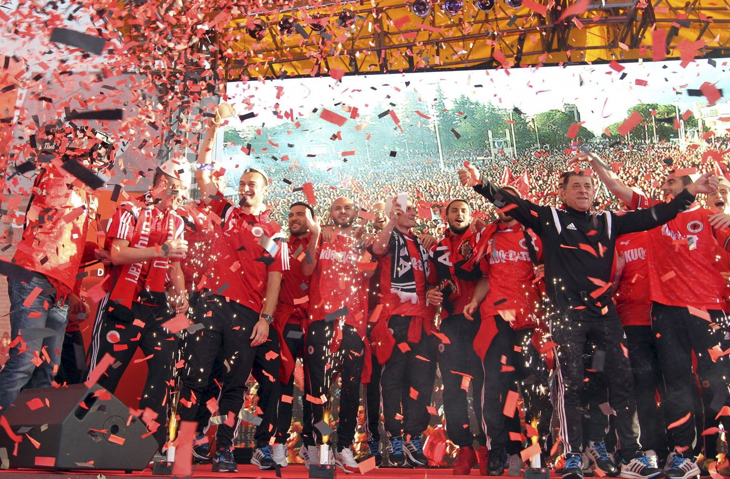 Albaania jalgpallikoondislased tähistamas EM-finaalturniirile jõudmist.