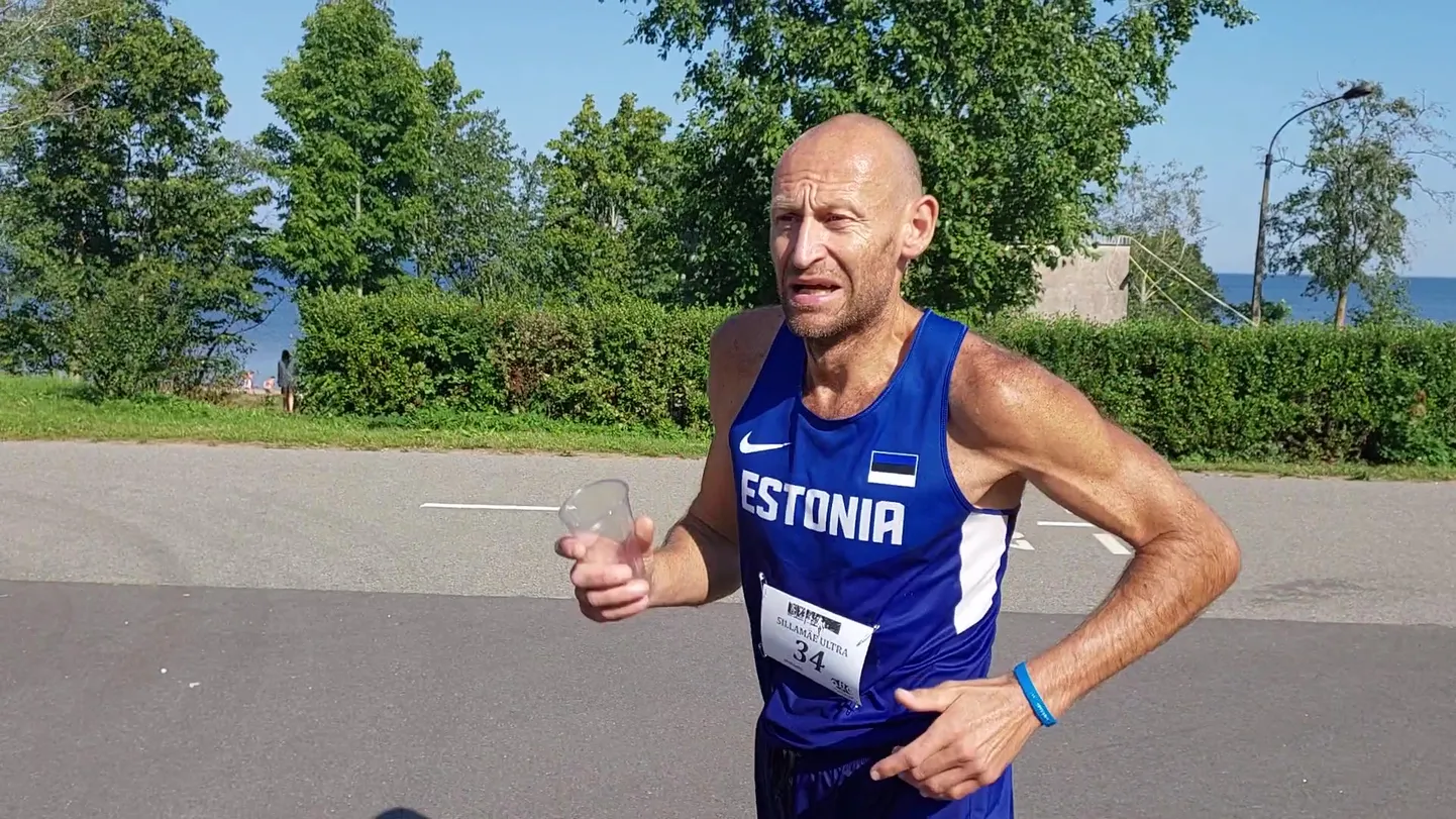 На этом снимке Герман Терехов бежит уже 23,5 часа, впереди еще полчаса.
